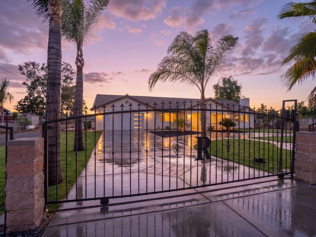Southern California home at dusk behind a gated driveway — the kind of casa Value 4 Casa helps families keep or sell